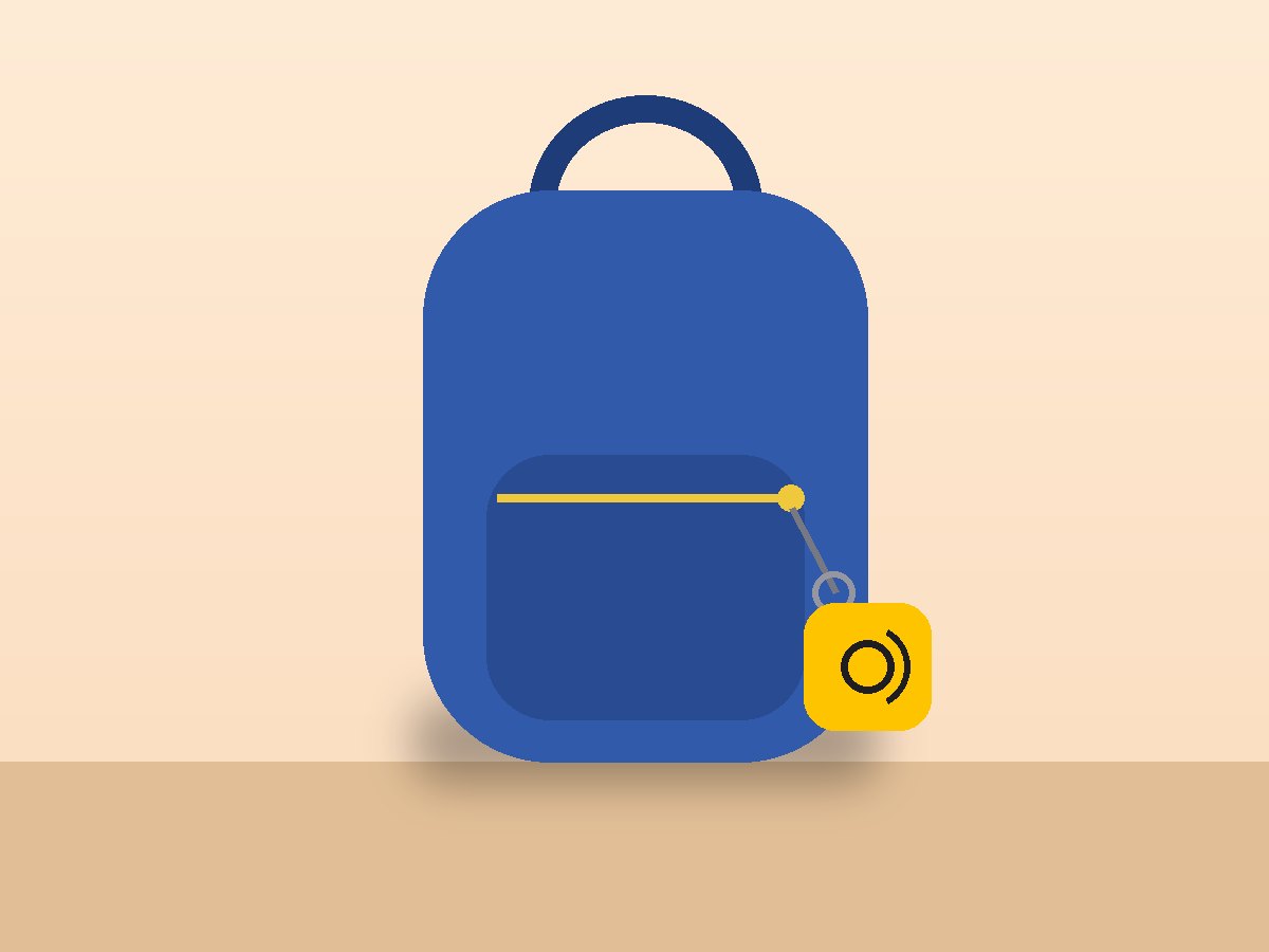 Mochila azul com o chaveiro Meu Bip no zíper